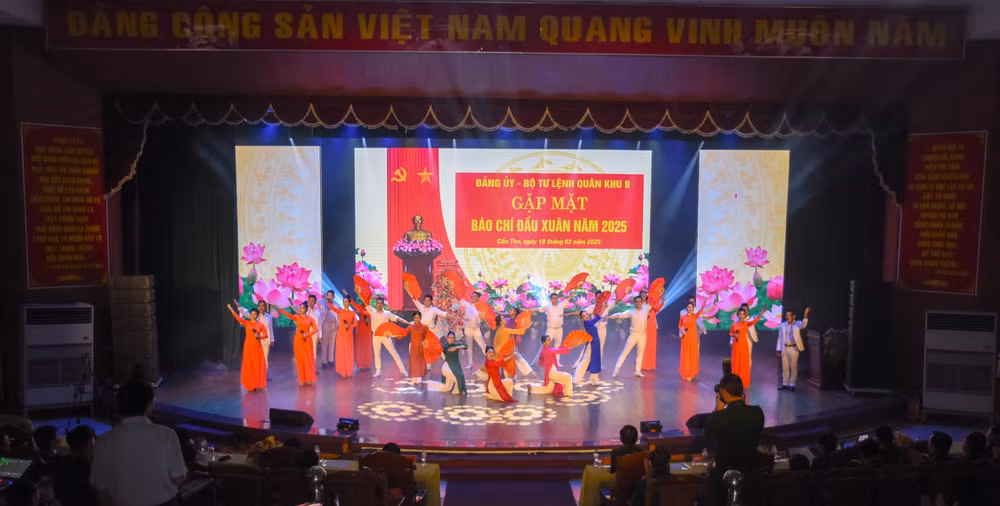 Chương trình văn nghệ tại buổi gặp mặt.