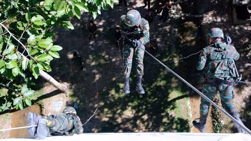 Kỹ thuật leo, trèo nhà cao tầng điêu luyện.