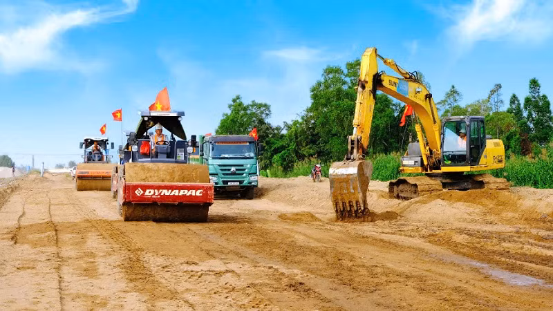 Thi công trong những ngày Tết Nguyên đán Ất Tỵ 2025.