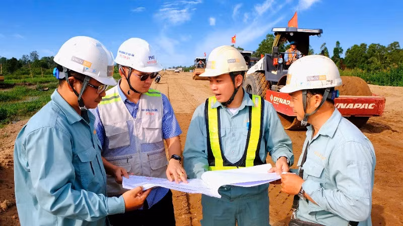 Các kỹ sư trao đổi công việc ngay trên công trường.