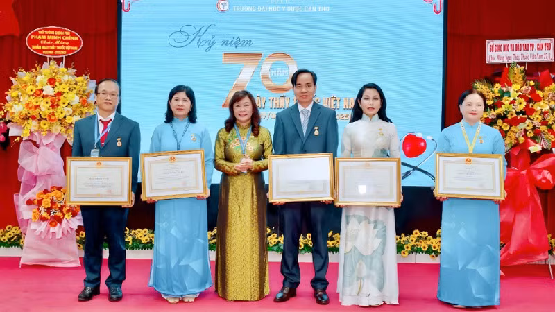 Lãnh đạo Trường đại học Y Dược Cần Thơ trao danh hiệu Thầy thuốc ưu tú cho các cá nhân.