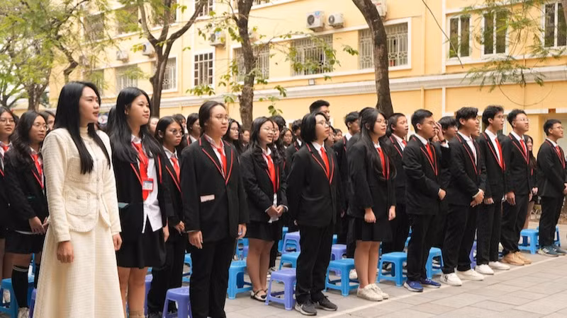 Giáo viên, học sinh Trường THPT chuyên Khoa học Xã hội và Nhân văn. (Ảnh: USSH)