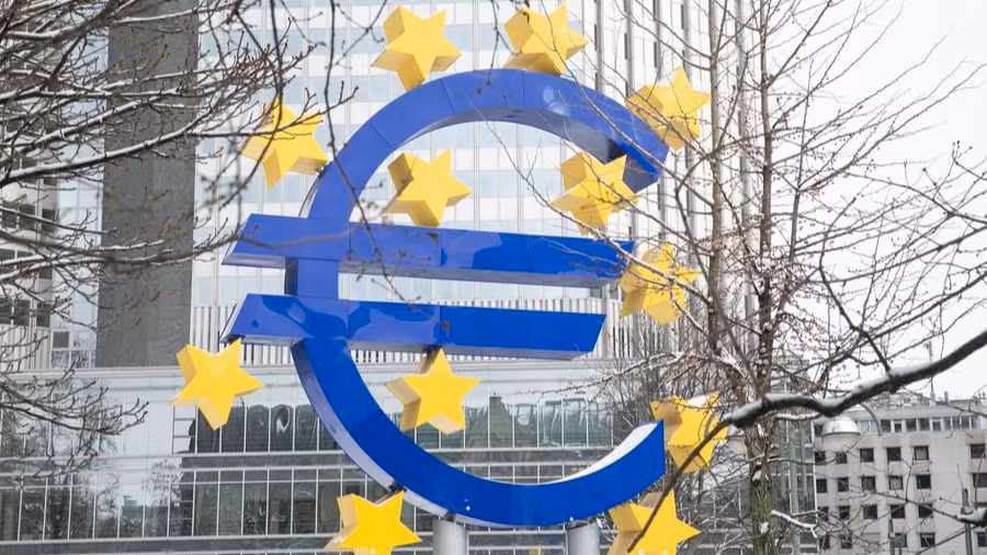 Biểu tượng đồng Euro ở Frankfurt, Đức. (Ảnh: Tân Hoa xã)