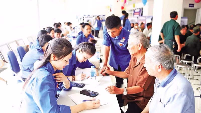 Hội Liên hiệp Thanh niên Việt Nam thành phố Hà Nội phối hợp với Hội Thầy thuốc trẻ Hà Nội khám chữa bệnh, cấp phát thuốc miễn phí tại huyện Đông Anh. (Ảnh: MINH THÚY)