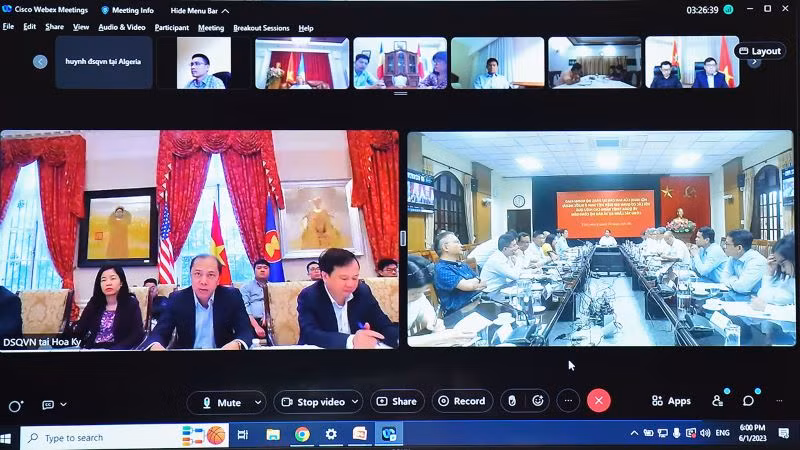 Hội nghị quán triệt việc nâng cao hiệu quả của công tác lãnh sự và bảo hộ công dân ở ngoài nước theo hình thức trực tiếp kết hợp trực tuyến. Hội nghị quán triệt việc nâng cao hiệu quả của công tác lãnh sự và bảo hộ công dân ở ngoài nước theo hình thức trực tiếp kết hợp trực tuyến.