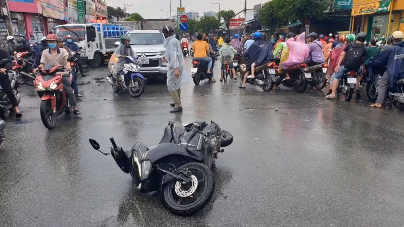 Xe máy bị xe ô-tô tông tại hiện trường.