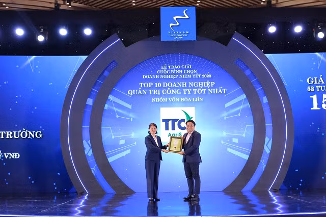 Ông Nguyễn Thanh Ngữ - Tổng Giám đốc đại diện TTC AgriS nhận giải thưởng Top 10 Doanh nghiệp Quản trị công ty tốt nhất năm 2023