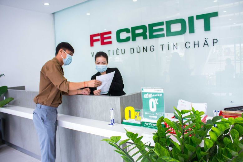 Khách hàng giao dịch tại điểm giới thiệu dịch vụ của FE Credit.