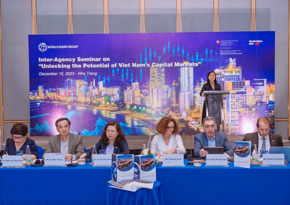 Các thành viên chủ tọa tại hội thảo.