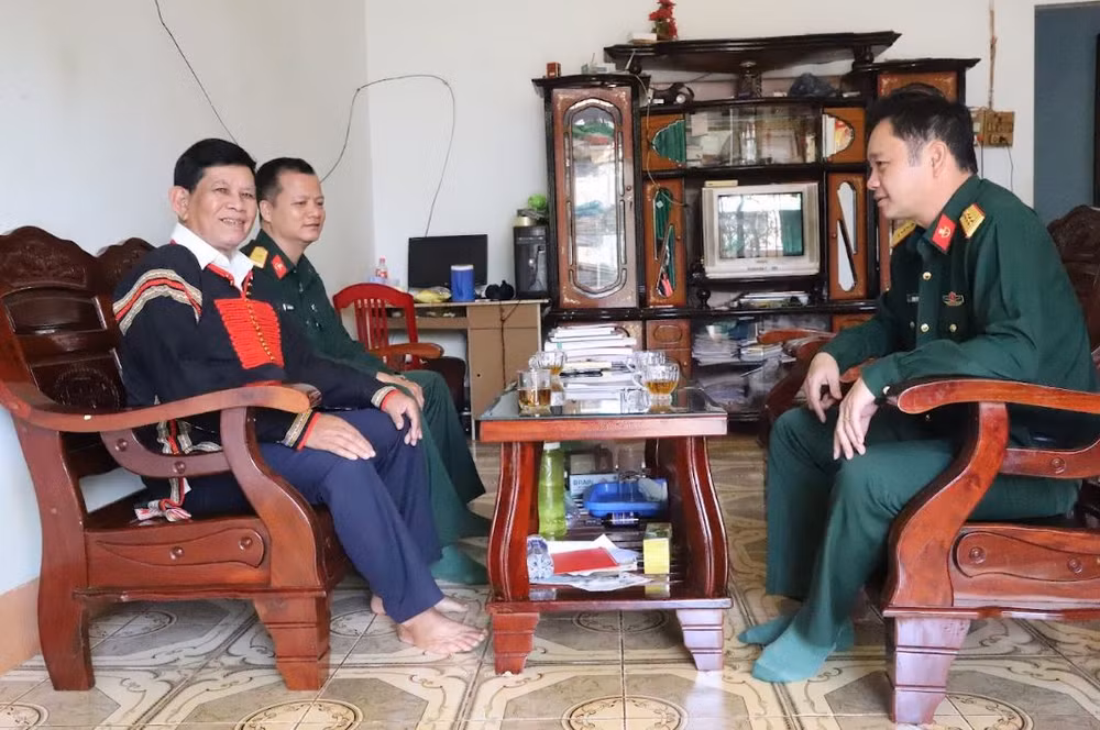 Cán bộ Lữ đoàn Đặc công 198 xuống nhà dân tuyên truyền, vận động chấp hành chủ trương, đường lối của Đảng, chính sách, pháp luật của Nhà nước.
