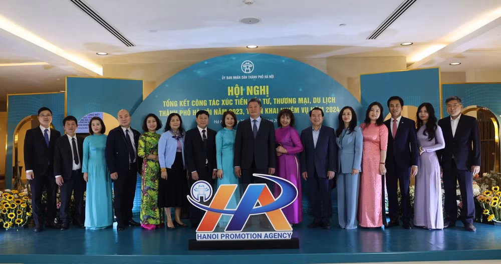 Phó Chủ tịch UBND thành phố Hà Nội Nguyễn Mạnh Quyền và các đại biểu dự hội nghị.