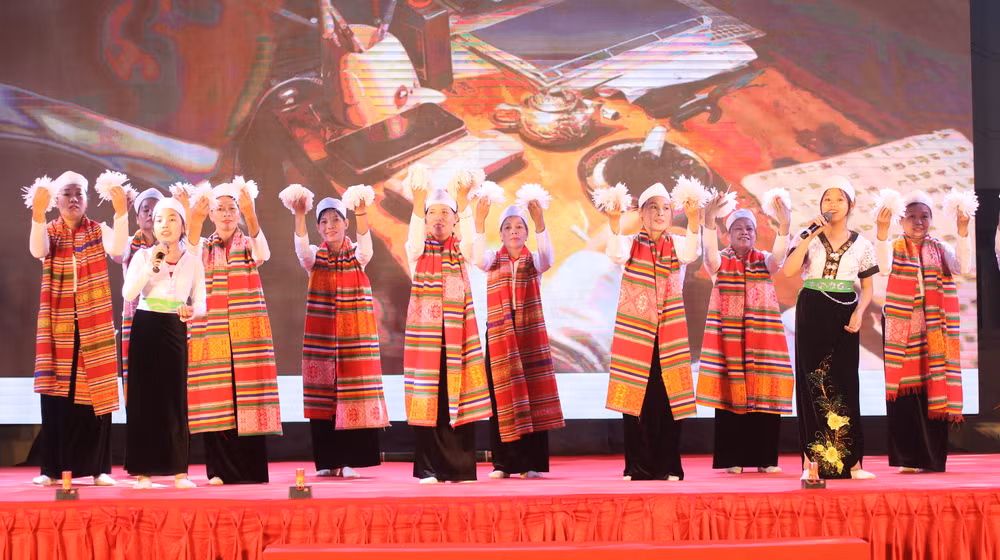 Biểu diễn văn nghệ tại Ngày hội.