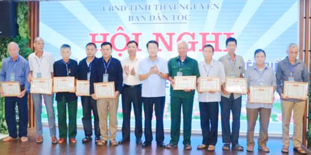 Lãnh đạo tỉnh và Ban Dân tộc tỉnh Thái Nguyên tôn vinh, phát huy vai trò người có uy tín trong việc vận động giảm tảo hôn ở vùng dân tộc thiểu số và miền núi.