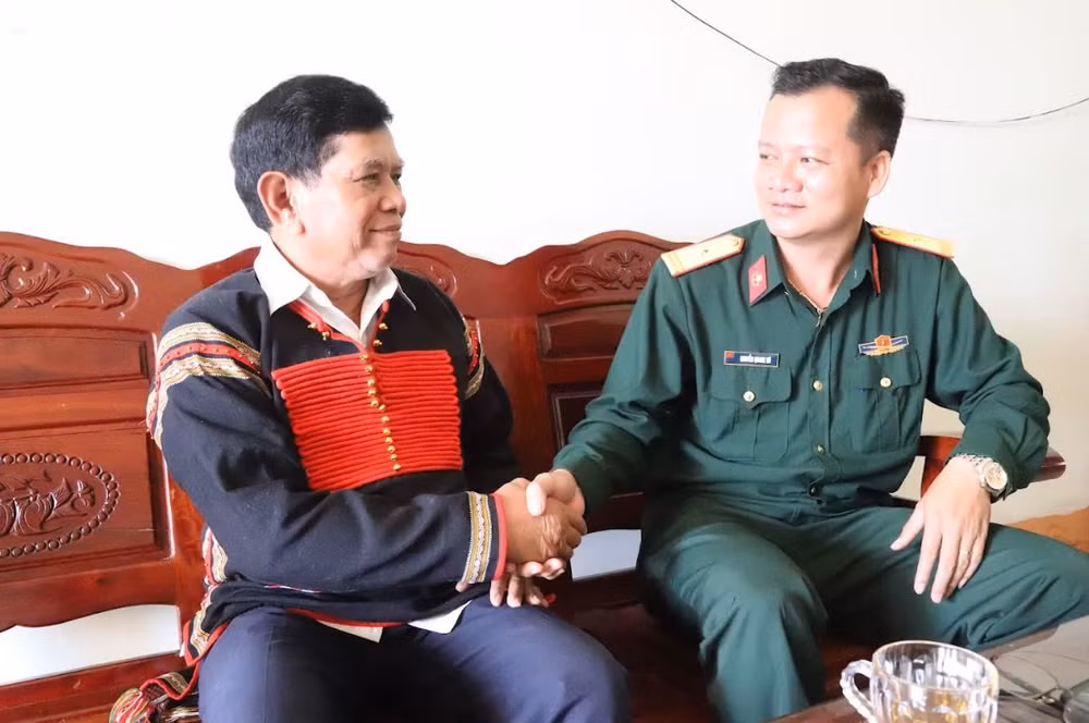 Nhờ làm tốt công tác dân vận nên nghĩa tình giữa cán bộ, chiến sĩ Lữ đoàn Đặc công 198 với đồng bào Tây Nguyên ngày càng thắt chặt.