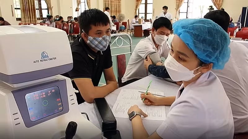 Khám xác định bệnh nghề nghiệp tại Công ty Châu Tiến (huyện Nghi Lộc, tỉnh Nghệ An). Ảnh: Trung Hiếu