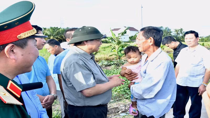 Thủ tướng Phạm Minh Chính thăm một hộ dân trong vùng dự án.