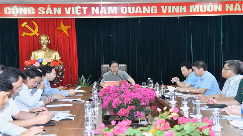 Thủ tướng Phạm Minh Chính chủ trì cuộc họp với các bộ, ngành, Ban Quản lý dự án Mỹ Thuận và các đơn vị thi công Dự án cao tốc Cần Thơ-Cà Mau.