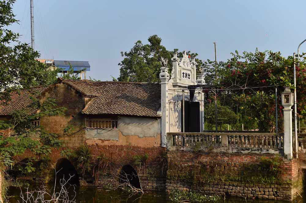 Hai đầu hồi của phần Thượng gia xây theo kiểu bít đốc, có bốn cột trụ, giữa cuốn cửa tò vò. Hai đầu hồi của phần Thượng gia xây theo kiểu bít đốc, có bốn cột trụ, giữa cuốn cửa tò vò.