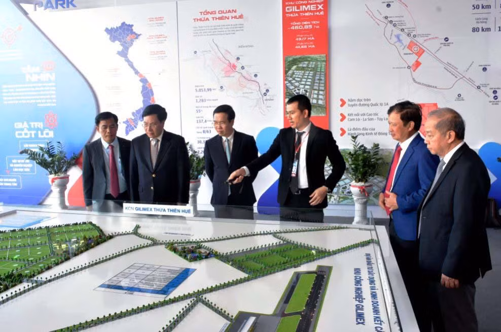 Thường trực Ban Bí thư Võ Văn Thưởng và Phó Thủ tướng Thường trực Chính phủ Phạm Bình Minh cùng lãnh đạo tỉnh Thừa Thiên Huế tham quan mô hình Khu công nghiệp Gilimex tại thị xã Hương Thủy.