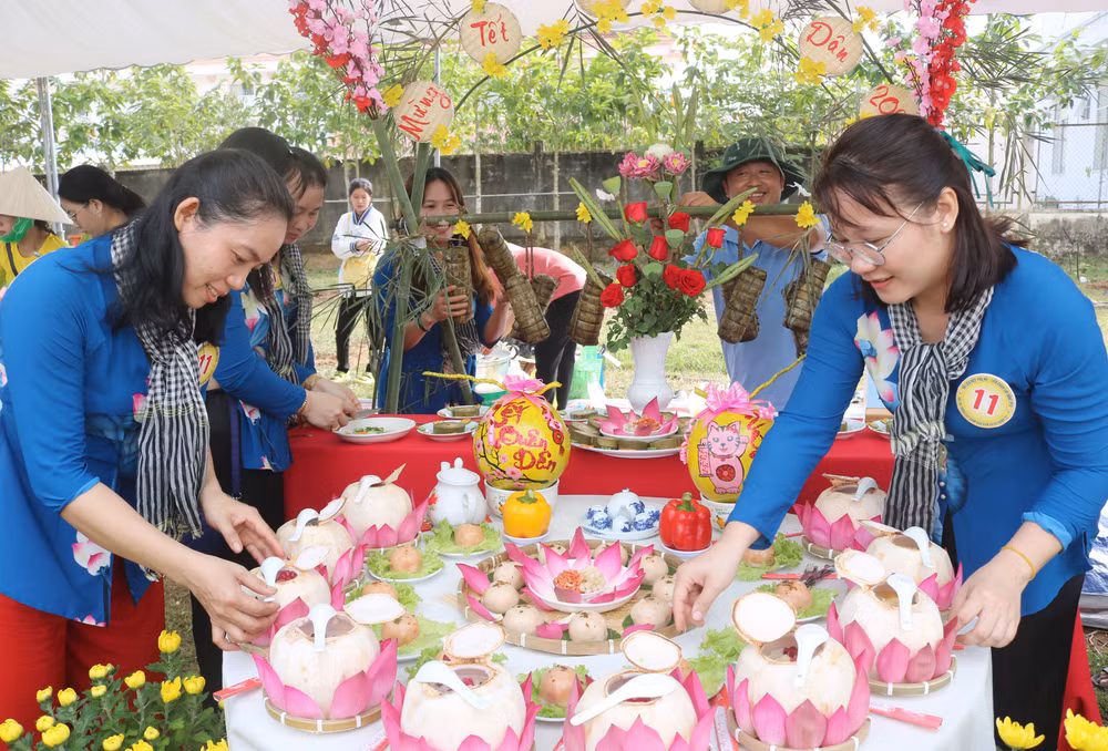 Hội thi gói bánh tét, trưng bày bánh dân gian tại Tết quân-dân tỉnh Trà Vinh.