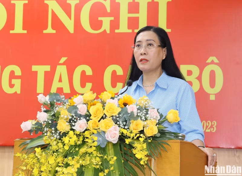 Đồng chí Bùi Thị Quỳnh Vân, Ủy viên Trung ương Đảng, Bí thư Tỉnh ủy, Chủ tịch Hội đồng nhân dân tỉnh Quảng Ngãi phát biểu tại hội nghị. 