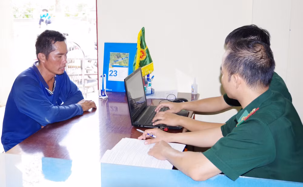 Thuyền trưởng Hoàng Văn Lượm tại cơ quan chức năng.