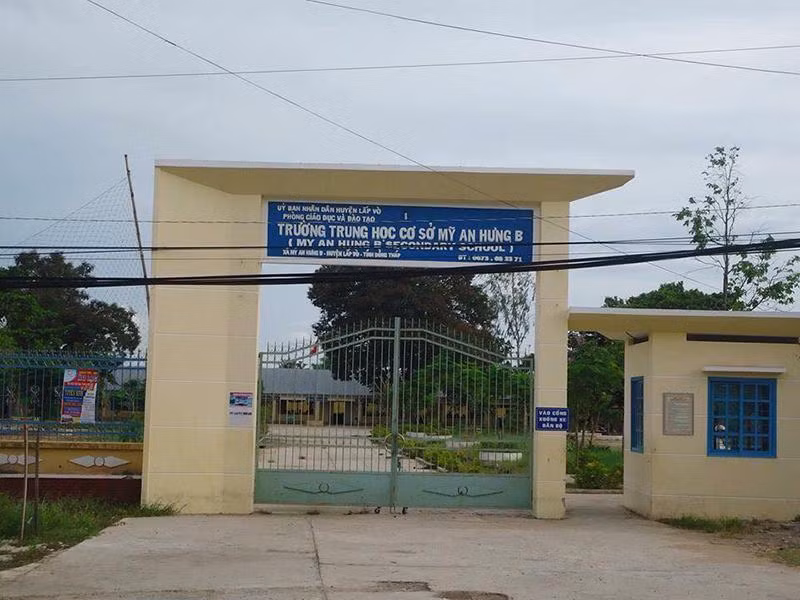Trường Trung học cơ sở Mỹ An Hưng B, nơi xảy ra vụ việc nổ bếp ga mi-ni tại căng tin.