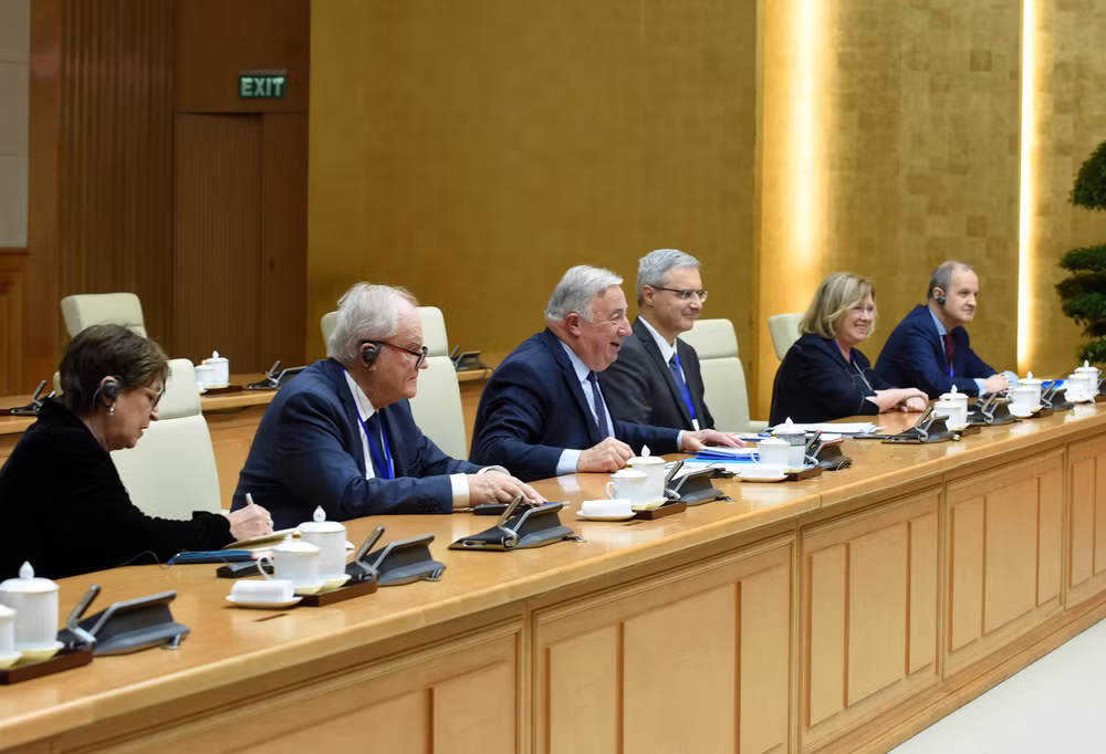 Chủ tịch Thượng viện Cộng hòa Pháp Gérard Larcher và các thành viên trong đoàn tham dự buổi tiếp.