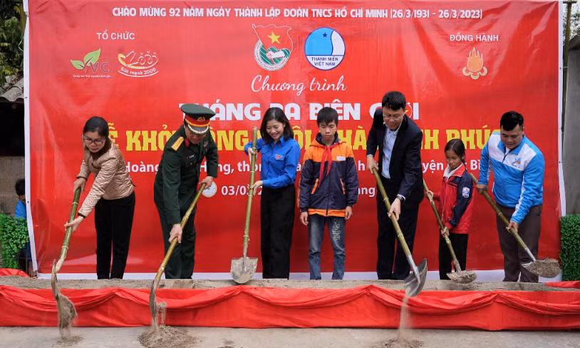 Giám đốc Trung tâm Tình nguyện quốc gia Đỗ Thị Kim Hoa (thứ 3 từ trái sang) cùng đại diện các đơn vị liên quan khởi công xây dựng “Ngôi nhà hạnh phúc” tặng gia đình thiếu nhi mồ côi hoàn cảnh khó khăn trên địa bàn huyện Lộc Bình.