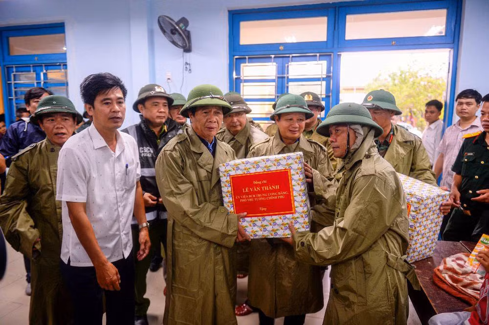 Phó Thủ tướng Lê Văn Thành thăm hỏi, tặng quà lực lượng phòng, chống bão phường Thuận An cùng bà con nhân dân di dời đến trú ẩn tại Trường Trung học cơ sở Thuận An.