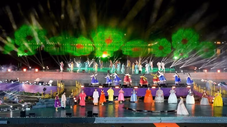 Các nghệ sĩ đến từ xứ sở Kim Chi tham gia biểu diễn tiết mục với nhiều sắc màu làm cho đêm hội trở nên lung linh, huyền ảo.