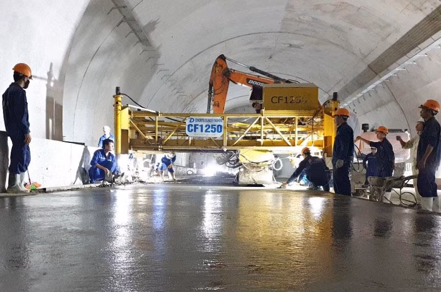 Đường hầm đang được gấp rút thi công.