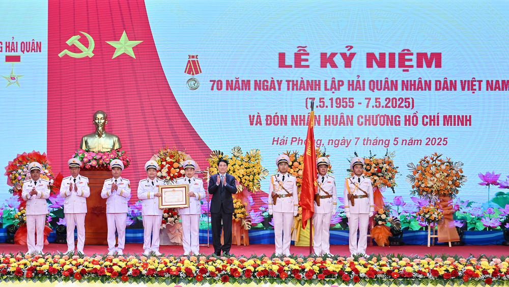 Chủ tịch nước Lương Cường trao Huân chương Hồ Chí Minh tặng Quân chủng Hải quân.