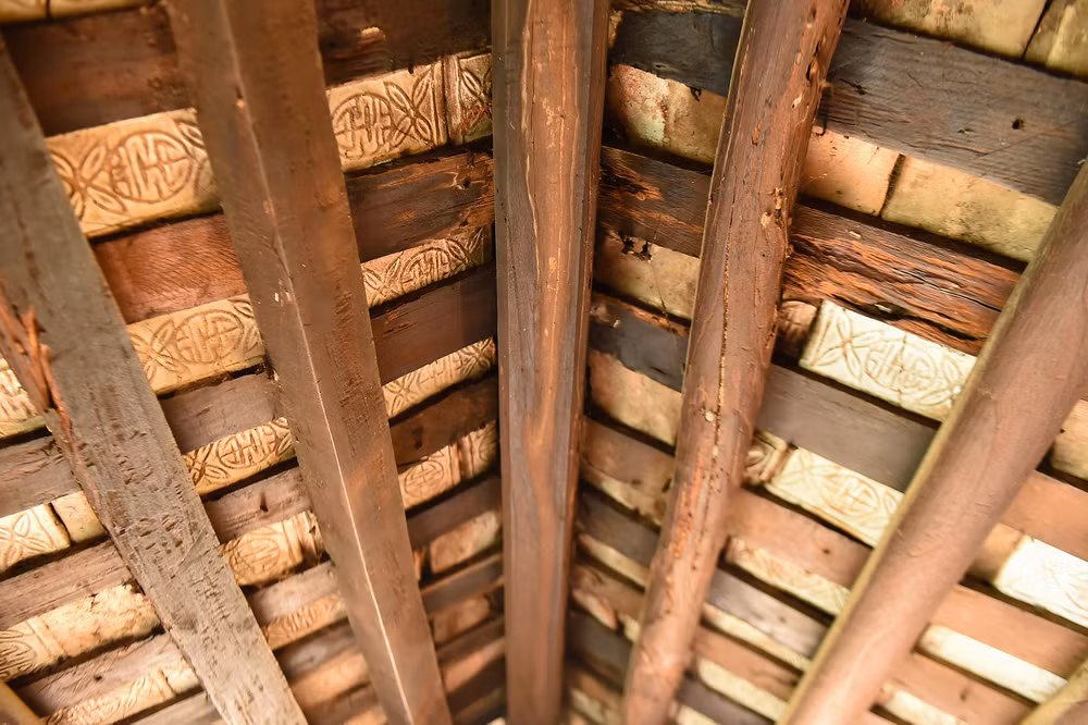 Cầu Khum có thiết kế dạng “thượng gia, hạ kiều”, tức trên là nhà, dưới là cầu. Cầu được đặt tên là cầu Khum bởi vì hình dáng của nó khi nhìn từ xa trông giống như chiếc thuyền nan úp ngược. Cầu Khum có thiết kế dạng “thượng gia, hạ kiều”, tức trên là nhà, dưới là cầu. Cầu được đặt tên là cầu Khum bởi vì hình dáng của nó khi nhìn từ xa trông giống như chiếc thuyền nan úp ngược.