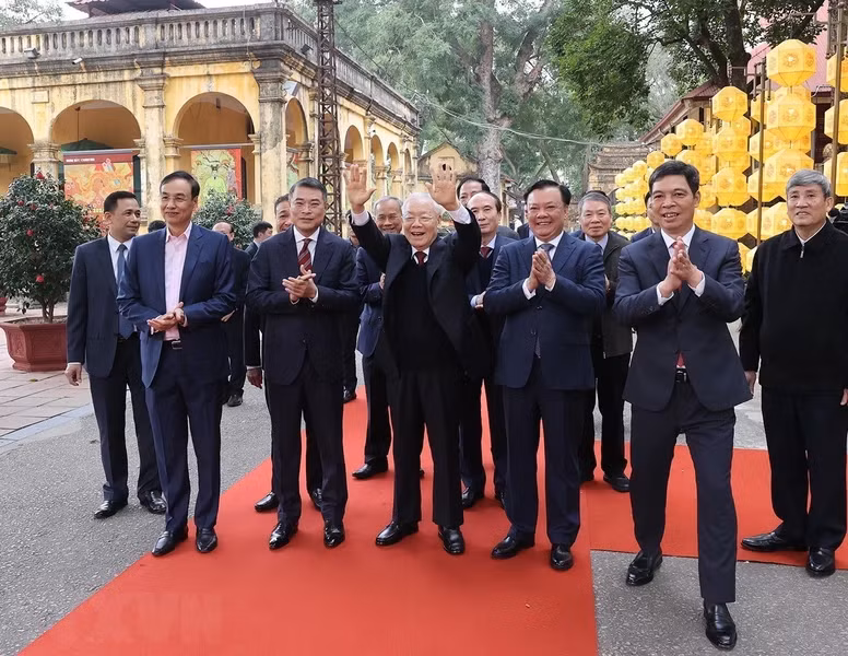 Tổng Bí thư Nguyễn Phú Trọng đến dâng hương tại Khu di tích Hoàng thành Thăng Long.