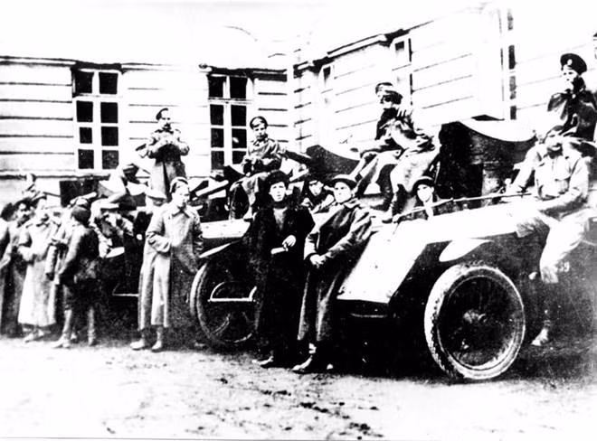 Lực lượng thiết giáp bảo vệ Điện Smolny - nơi đặt sở chỉ huy của V.I.Lenin và Đảng Bolshevik trong những ngày Cách mạng Tháng Mười năm 1917. (Ảnh: Tư liệu quốc tế/TTXVN phát)