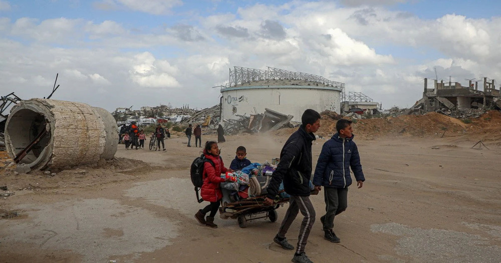 Người dân sơ tán tránh xung đột tại Beit Lahia, Dải Gaza, ngày 20/3. (Ảnh: THX/TTXVN)