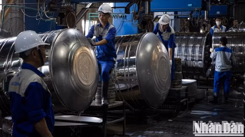 Công nhân Công ty Tân Á Đại Thành đang làm việc.