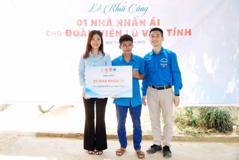 Trao tặng 50 triệu đồng giúp xây nhà kiên cố cho đoàn viên Lù Văn Tính. (Ảnh: GIA BÁCH)