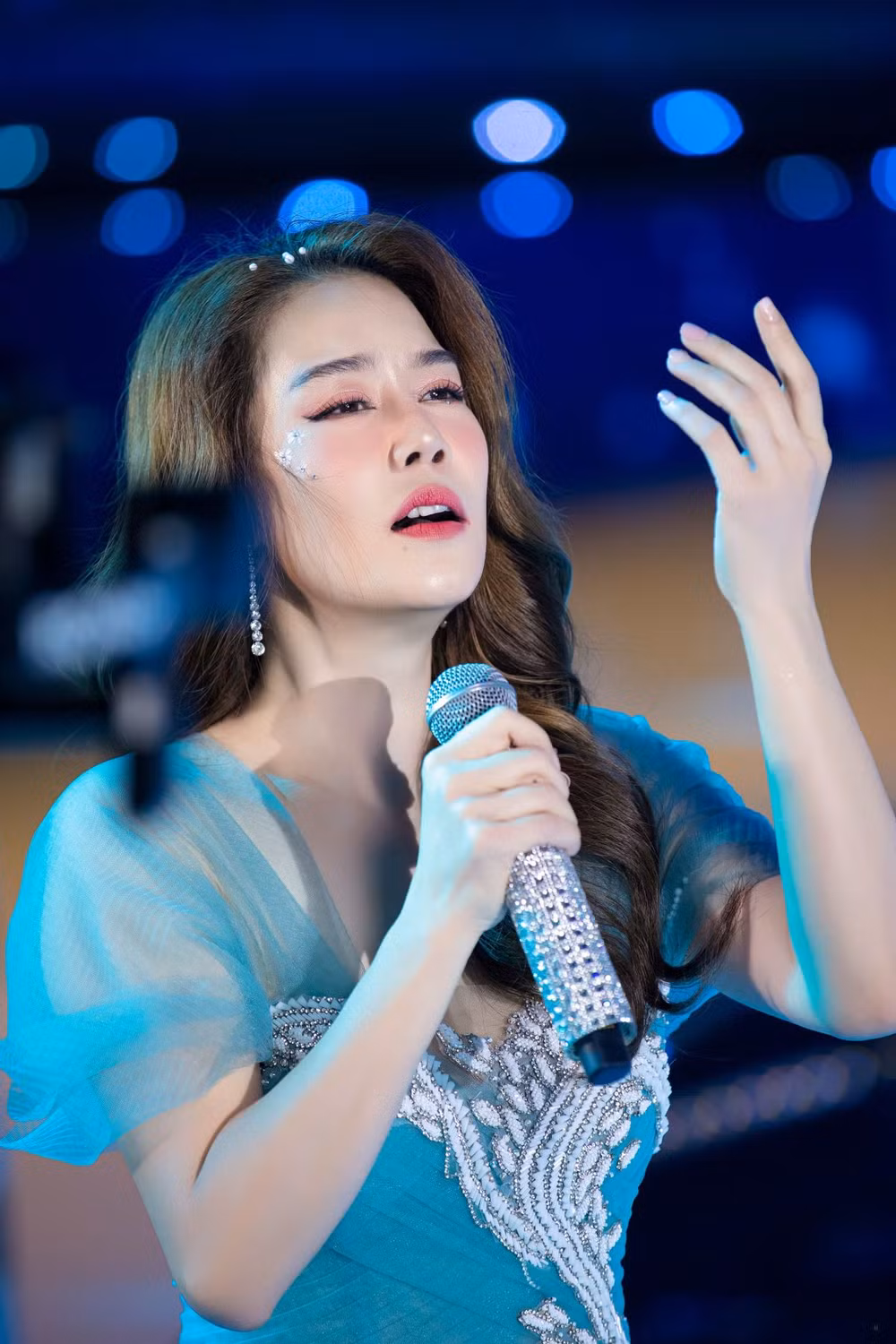 “Chị đẹp” Thu Phương với chất giọng giàu xúc cảm của người con xa xứ khi trình diễn tại Hoa xuân ca 2024.