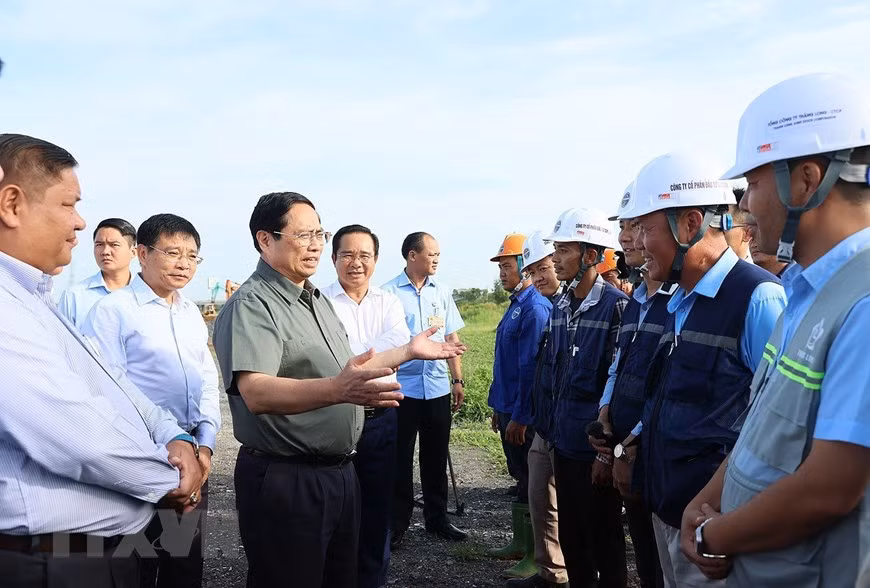 Thủ tướng Phạm Minh Chính kiểm tra tiến độ thi công đường Vành đai 3 Thành phố Hồ Chí Minh đoạn qua tỉnh Long An.