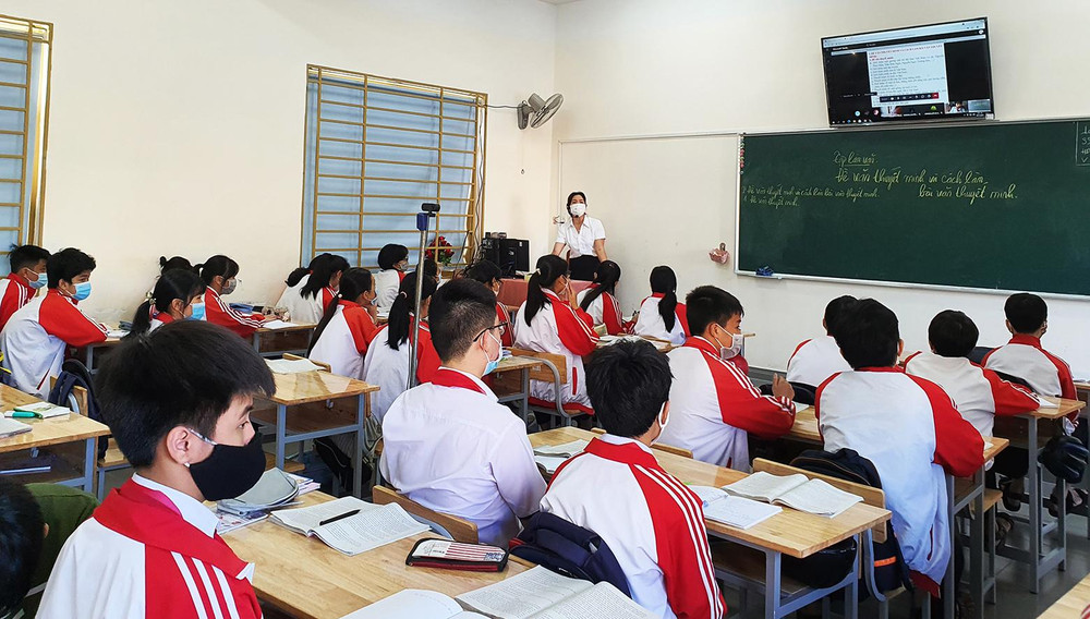 Giờ học kết hợp hình thức trực tiếp và trực tuyến tại Trường Trung học cơ sở-Trung học phổ thông Liên Việt Kon Tum.