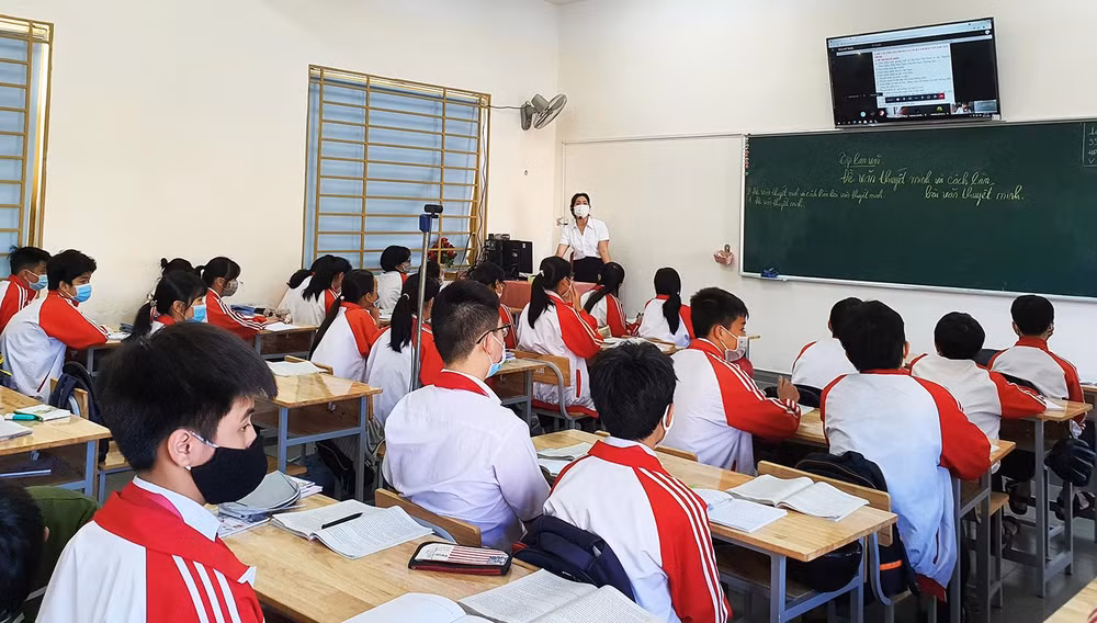 Giờ học kết hợp hình thức trực tiếp và trực tuyến tại Trường Trung học cơ sở-Trung học phổ thông Liên Việt Kon Tum.