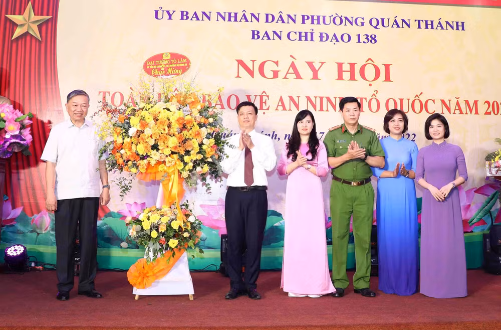 Bộ trưởng Công an Tô Lâm trao hoa cùng các phần quà tặng Đảng uỷ, UBND phường Quán Thánh, quận Ba Đình, TP Hà Nội.