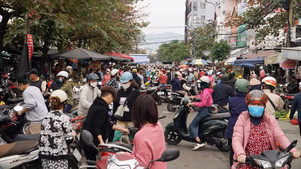 Người, xe tấp nập tại chợ.