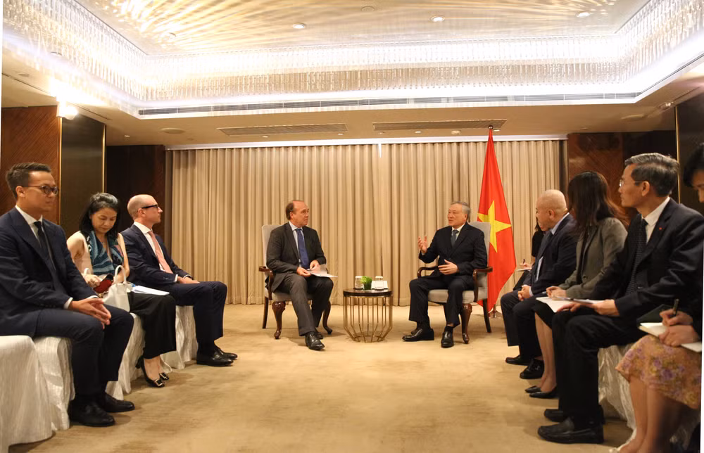 Phó Thủ tướng Thường trực Nguyễn Hòa Bình tiếp ông Tim Blackburn, Giám đốc điều hành Tập đoàn Swire Pacific. Phó Thủ tướng Thường trực Nguyễn Hòa Bình tiếp ông Tim Blackburn, Giám đốc điều hành Tập đoàn Swire Pacific.