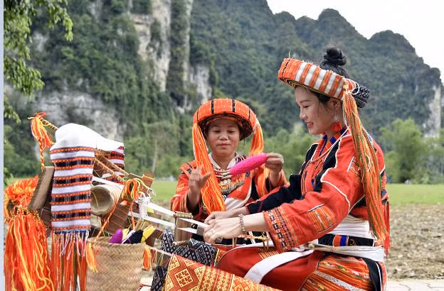 Đôi bàn tay tài hoa của phụ nữ Pà Thẻn cần mẫn bên khung dệt.