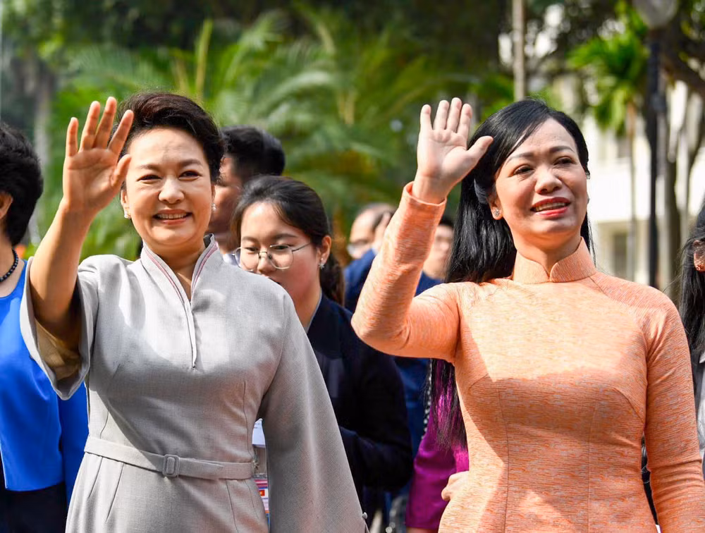 Hai Phu nhân thăm khuôn viên Đại học Quốc gia Hà Nội.