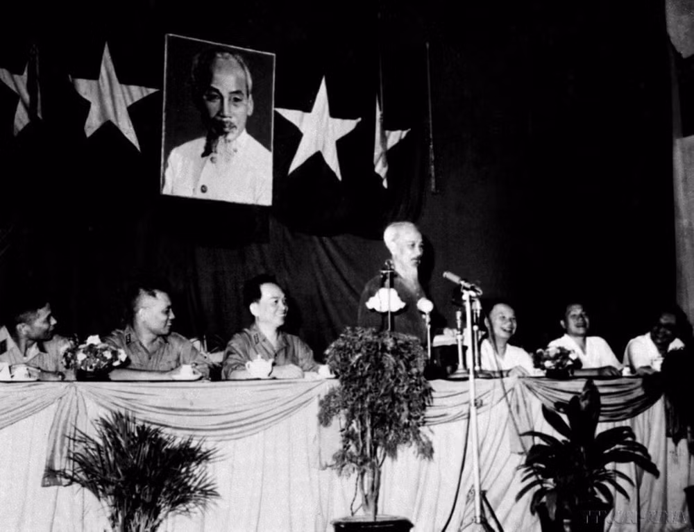 Hồ Chủ tịch đến dự và phát biểu tại Đại hội thi đua “Quyết tâm đánh thắng giặc Mỹ xâm lược” lần thứ I của các lực lượng vũ trang nhân dân, tháng 8/1965. (Ảnh: TTXVN)