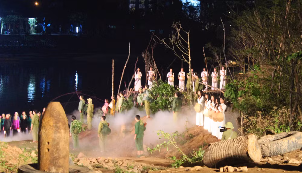 Một hoạt cảnh xúc động bên bến phà Xuân Sơn lịch sử.